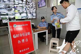 大哥这牌面？直升机吊起易建联巨型球衣 在东莞上空飞行